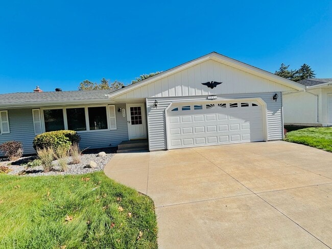 Building Photo - Sprawling 3bedroom 2bath Home in Roseville...