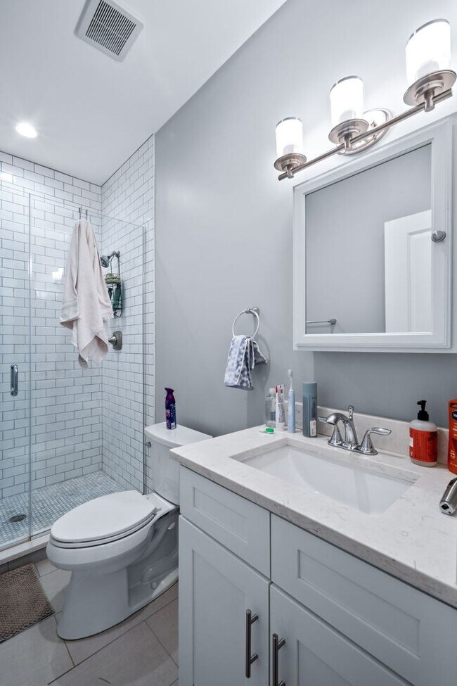 Building Photo - 612 W Stratford Pl