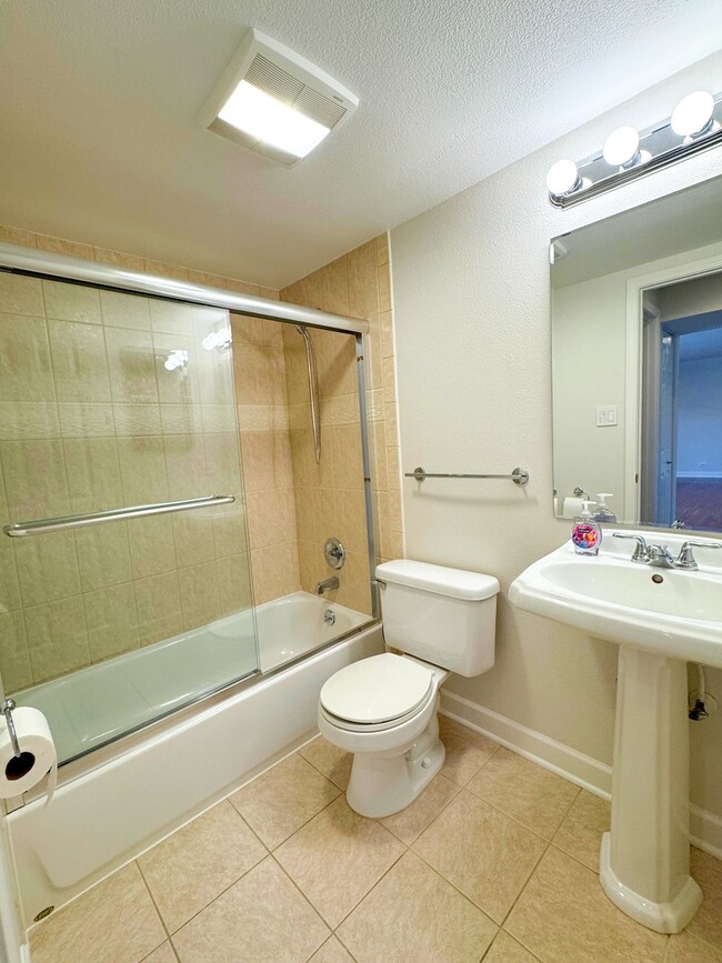 Building Photo - 675 Grove Terrace