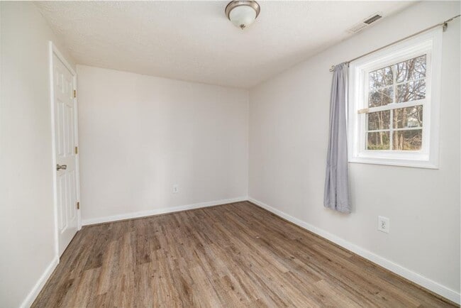 Building Photo - Updated 2-Bedroom Home Walking Distance to Longwood University!