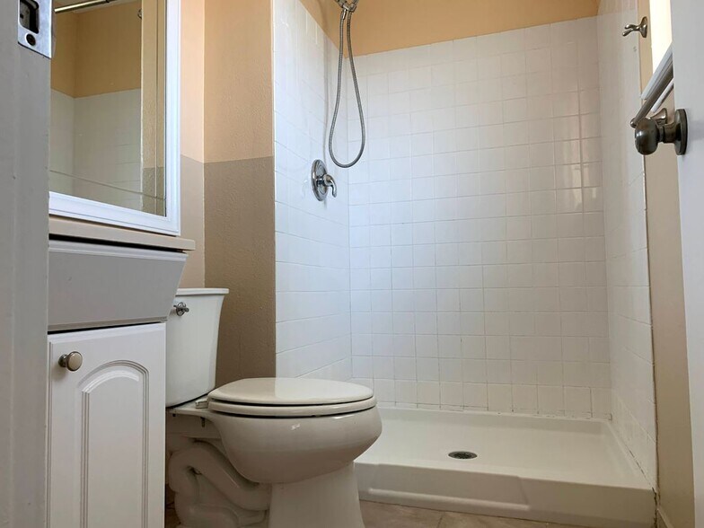 Building Photo - 4917 Roja Dr