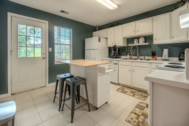 Building Photo - Fully Furnished 2 Bedroom, 2.5 Bath Townhome Near UGA – Move-In Ready!