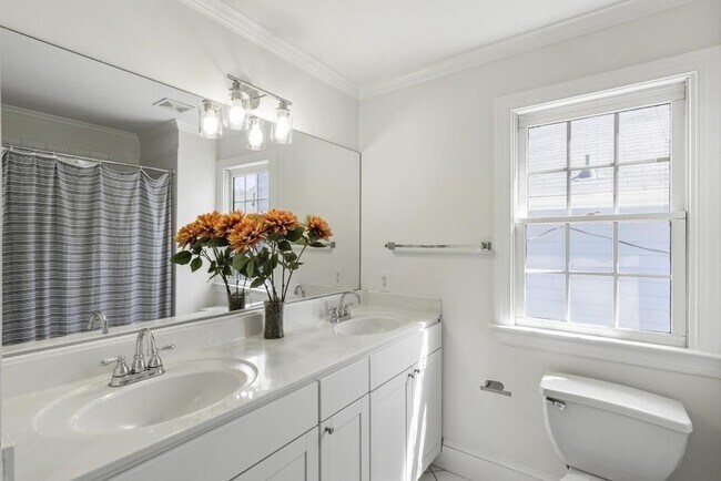 Building Photo - 78 Crumley St SE