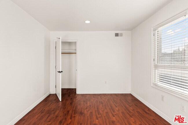 Building Photo - 2667 Menlo Ave