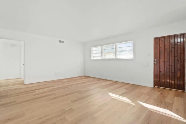 Building Photo - Huge 3 Bed 3 Bath House Near Texas Tech