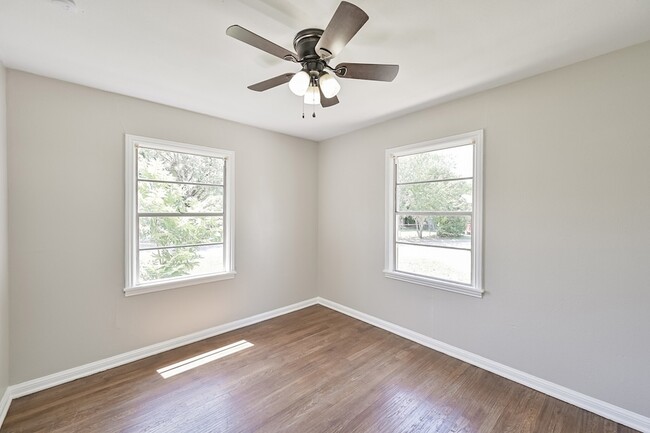 Building Photo - 1501 Greenbrier Dr