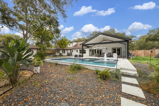 Building Photo - 205 W Bayou Dr