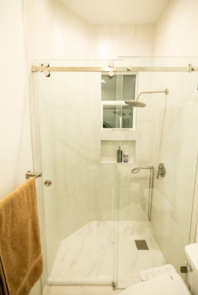 Building Photo - 1107 Broadway-SI ID1309749P