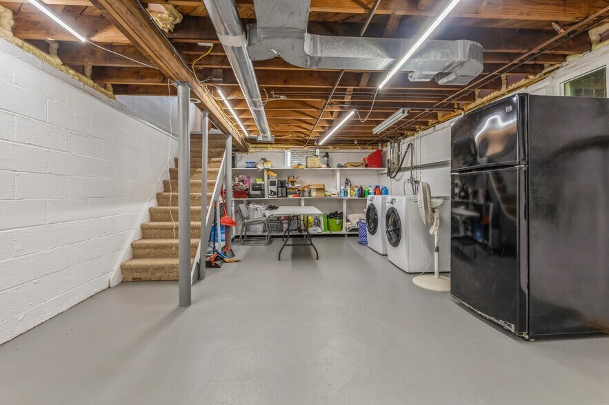 Building Photo - 558 Baylor Ave