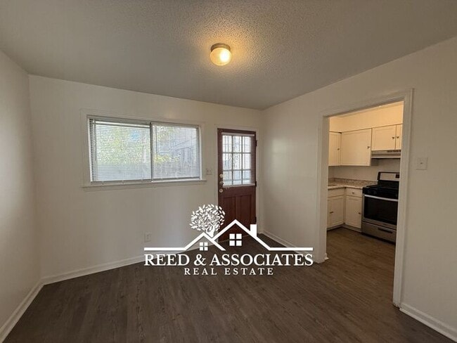 Building Photo - 2-Story Duplex Located Near UofM!