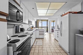 Building Photo - 1900 Consulate Pl