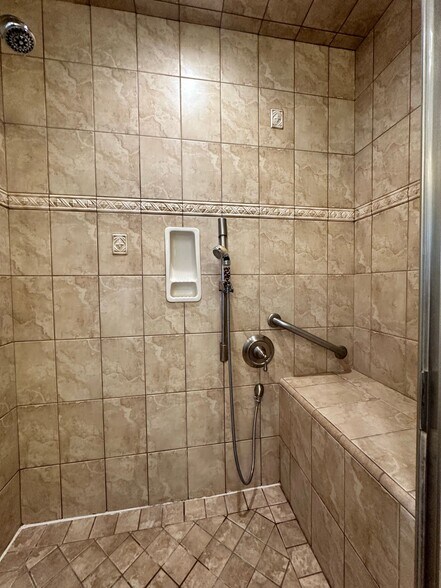 Building Photo - 9856 La Rosa Dr