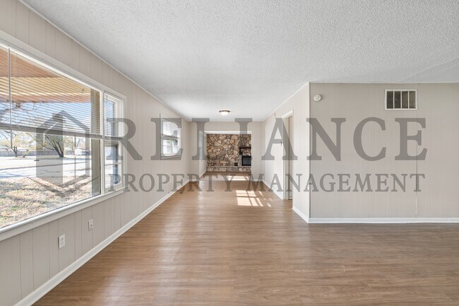 Building Photo - 220 E 44th St S