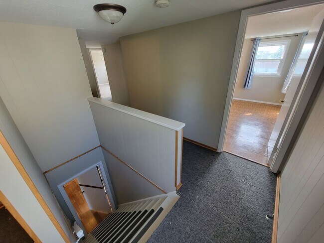 Building Photo - AVAILABLE AUGUST 15th - 4 Bed 3 Bath w/ Spacious Back Deck - SHORT TERM LEASE TILL END OF APRIL