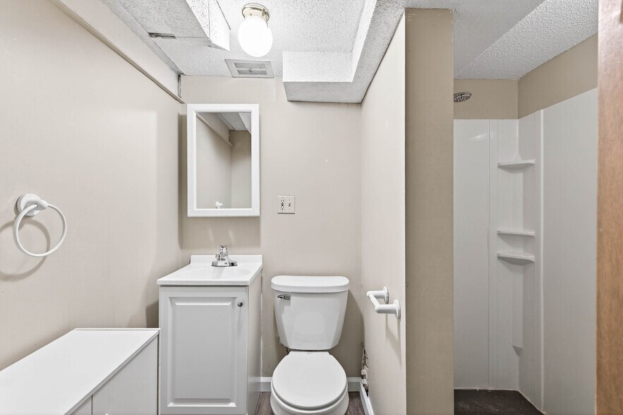 Building Photo - 1049 Sterling St N