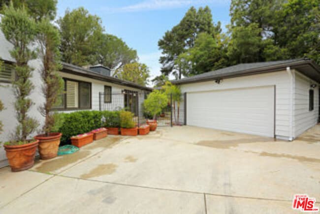 Building Photo - 8049 Briar Summit Dr