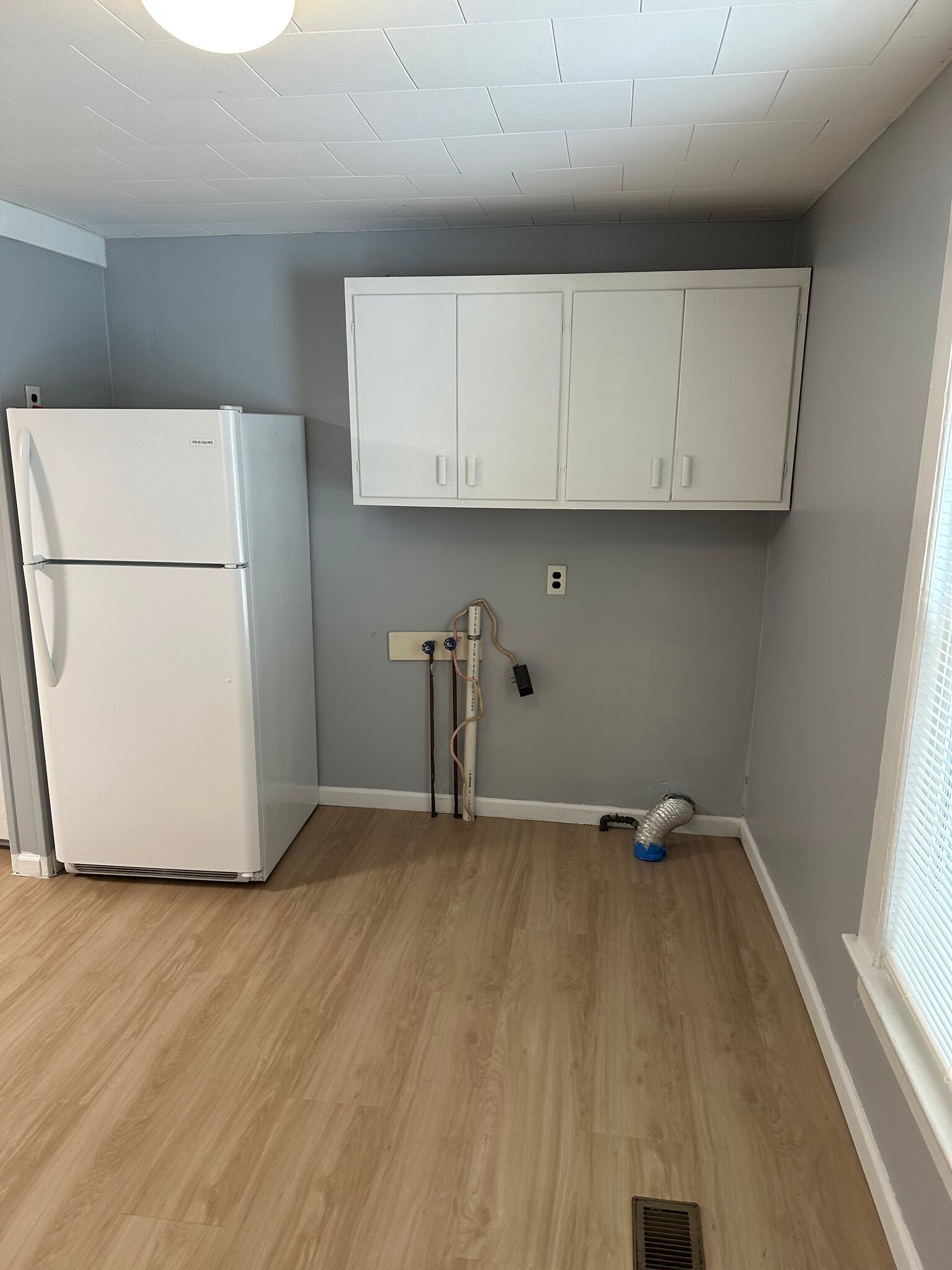 Washer Dryer Hookups - 144 Chapin St