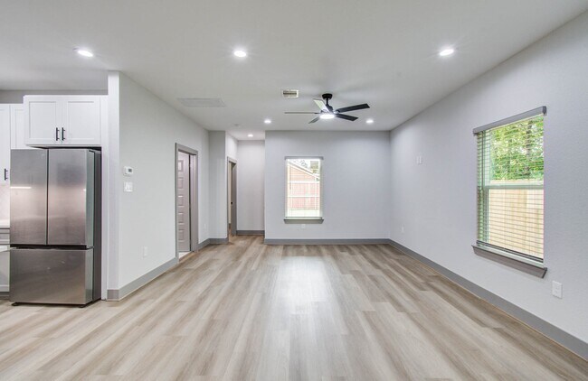 Building Photo - 1065 South Ln