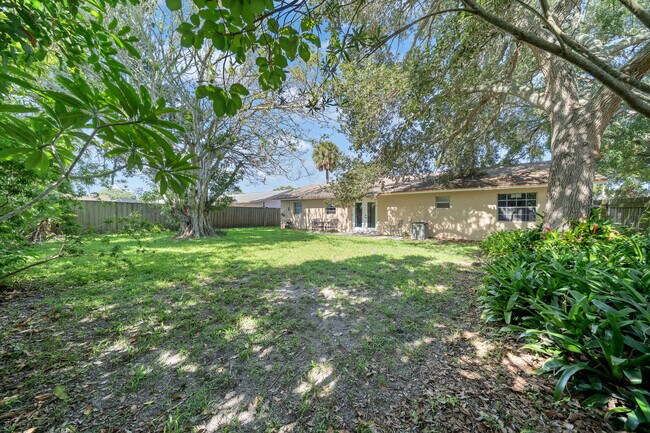 Building Photo - 2147 Sandalwood Dr