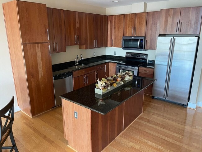 Building Photo - Luxury Condo on the Waterfront, with dedic...