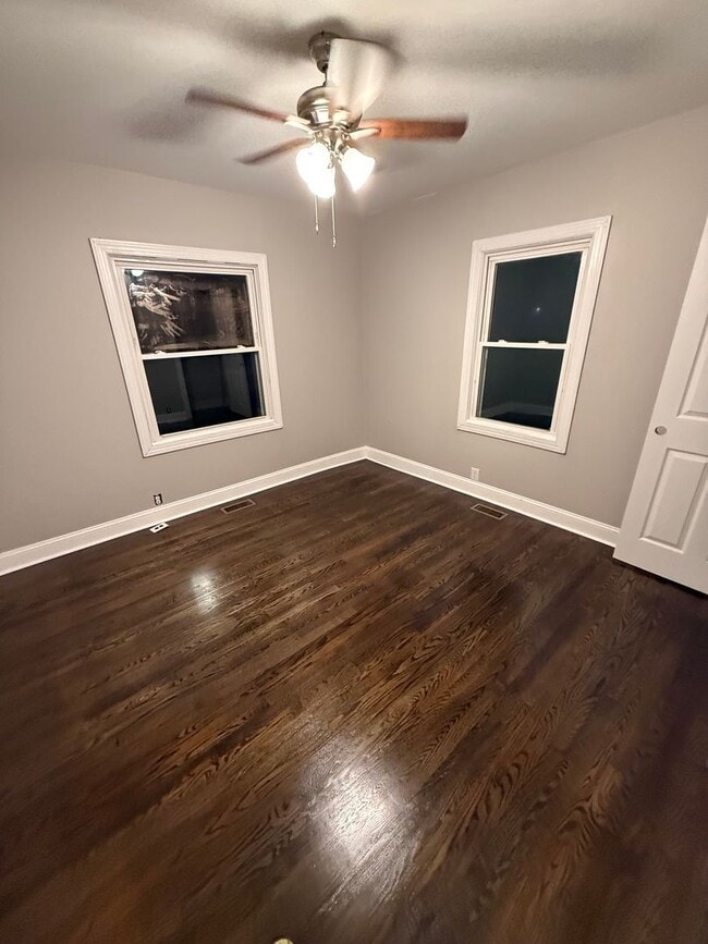 Building Photo - 2 Bedroom 1 Bath Home For Rent Near Madison Street!