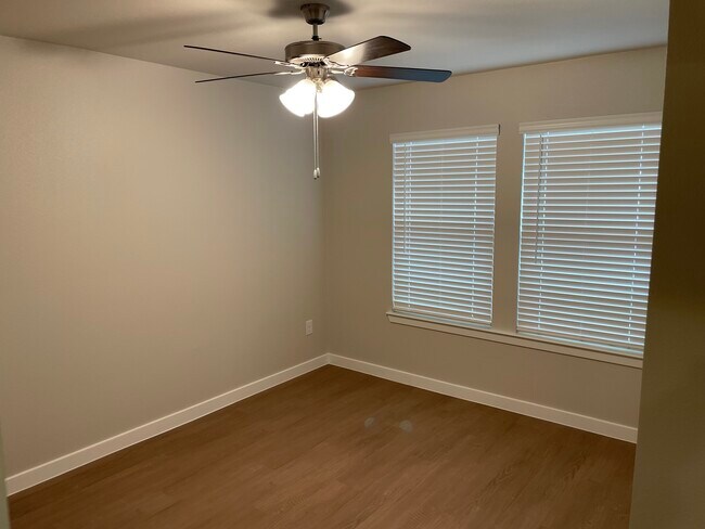 Building Photo - London Home