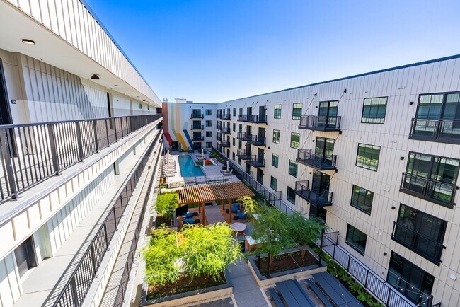 Building Photo - Luxurious Industrial Loft - 2 bed 2 bath c...