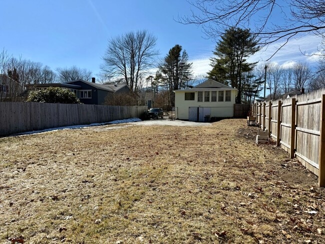 Building Photo - Sunny 1+ Bedroom Single family Home