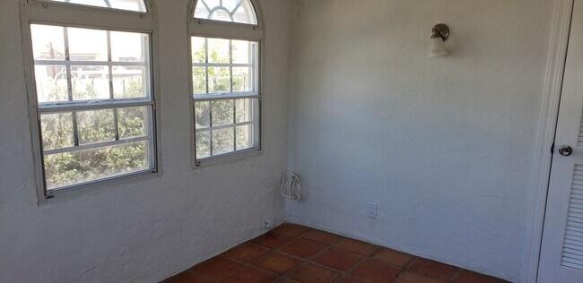 Building Photo - 410 Monroe Dr