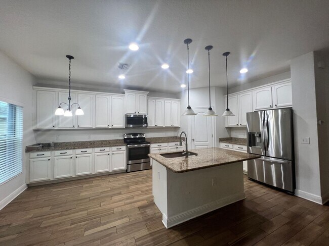 Building Photo - 4/3/2 HOME IN EDINA GARDEN OF EDEN