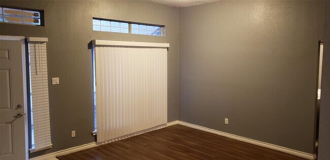 Building Photo - 4234 Briar Hill Dr