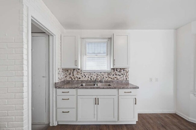 Building Photo - Cozy Detroit Home with Comfortable Living Space!
