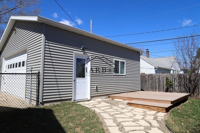 Building Photo - 3 Bedroom Single Family Home in SE Rochest...