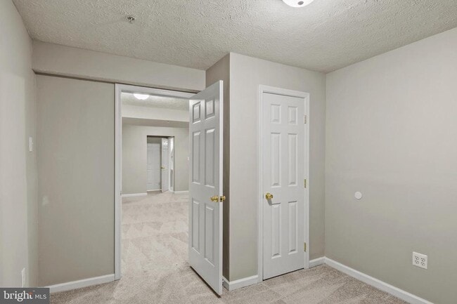 Building Photo - 8755 Thornbrook Dr