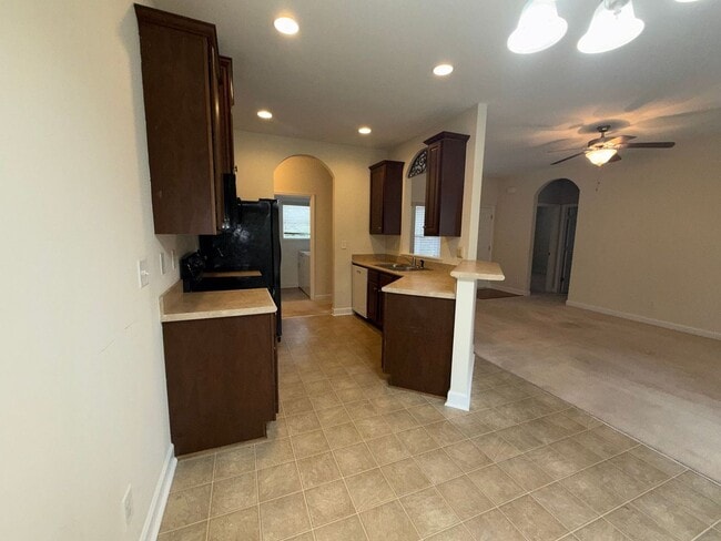 Building Photo - Beautiful 4 bedroom, 2 bath house