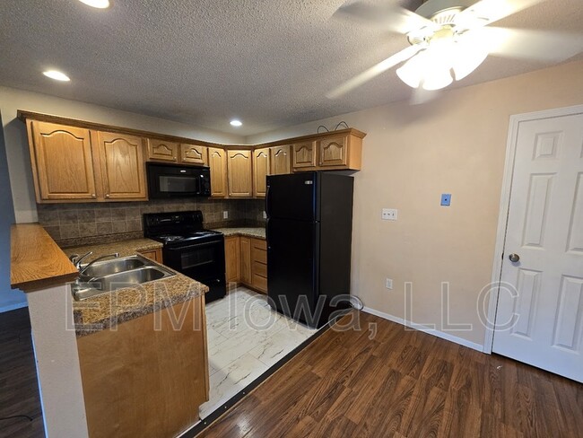 Building Photo - 1407 Robin Rd