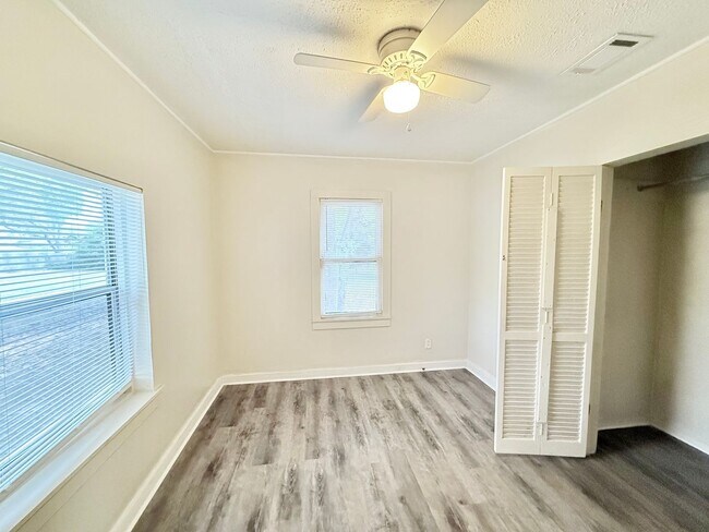 Building Photo - Charming 2-Bedroom Home