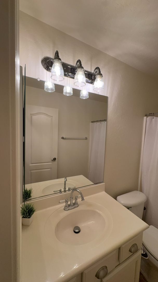 Building Photo - Horse Property in QC