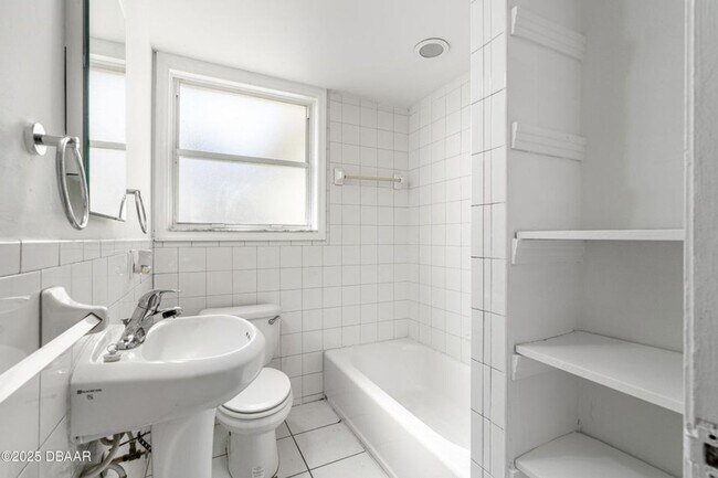 Building Photo - 3 Bedroom Beachside Rental