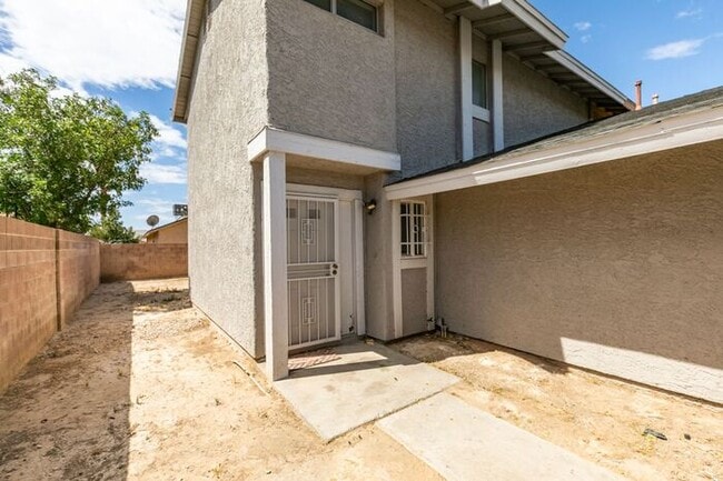 Building Photo - Double Primary Townhome with Spacious Backyard in 89115!