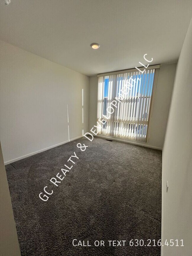 Building Photo - 2217 Parkside Dr