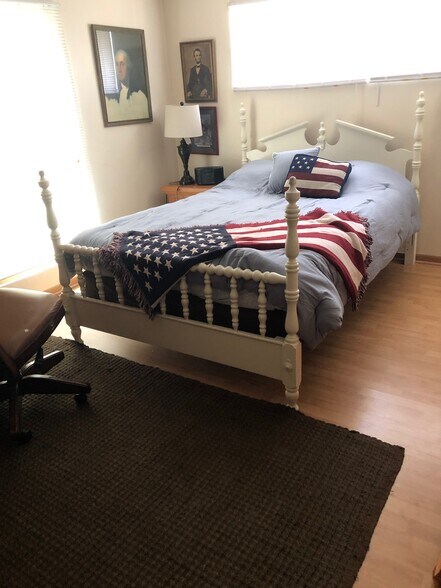 Master Bedroom - 4921 Chicago St
