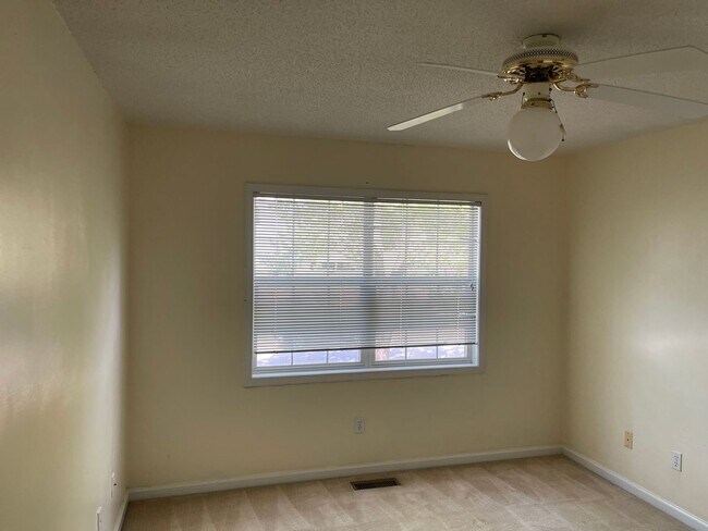 Building Photo - Briarwood Townhomes - End Unit!