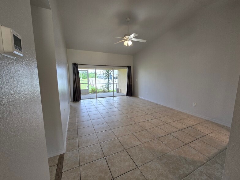 Building Photo - 518 SE 5th Pl