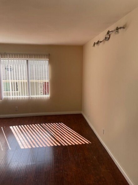 Building Photo - 516 S Alexandria Ave