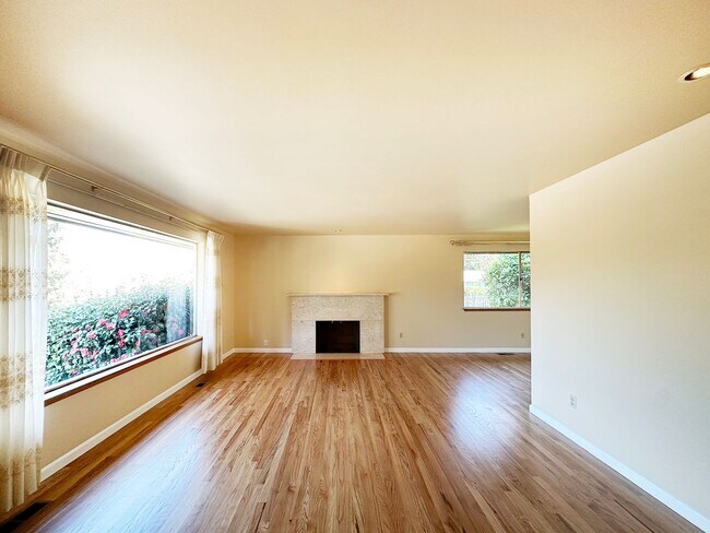 Building Photo - 2Bd/1.75Ba Seattle House