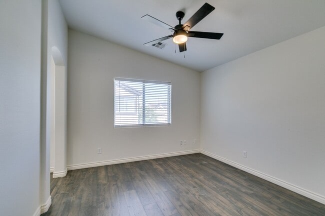 Building Photo - Stylish Townhouse Near the Strip with Dual Suites