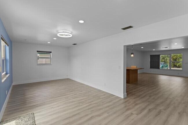 Building Photo - 317 NE 3rd Ave