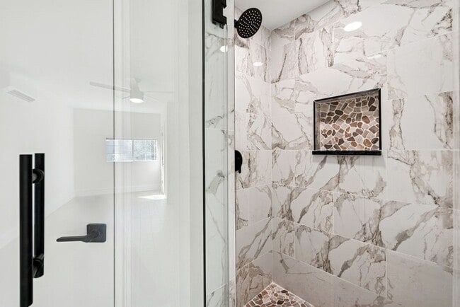 Building Photo - Newly Remodeled Duplex Great Location!