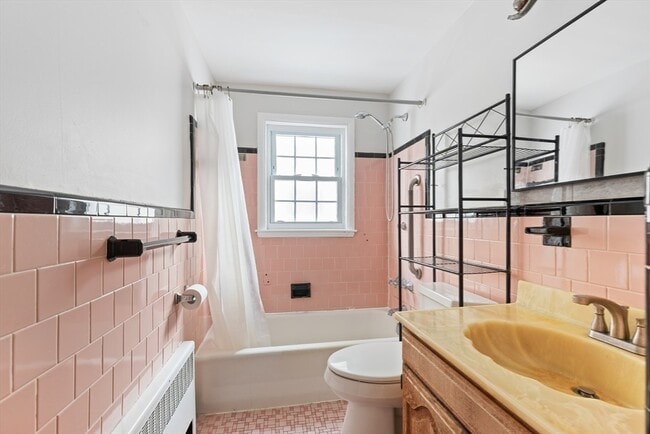 Building Photo - 1800 River St